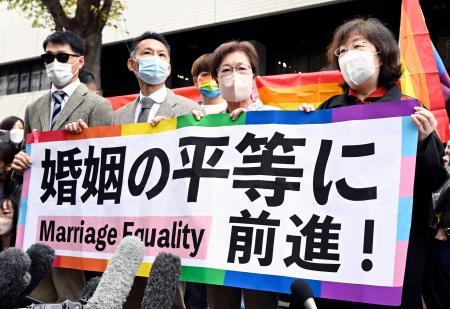 同性婚を巡る訴訟の判決後、取材に応じる原告の小川葉子さん（右から２人目）ら＝１１月３０日午後、東京地裁前
