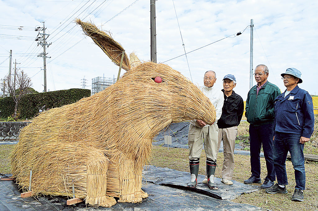 わらで作ったウサギのモニュメント＝菊川市本所