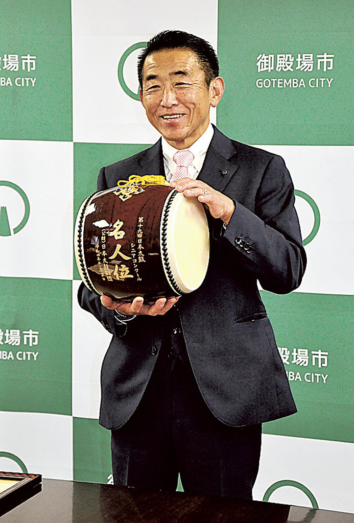 日本太鼓シニアコンクールで優勝した山内さん＝御殿場市