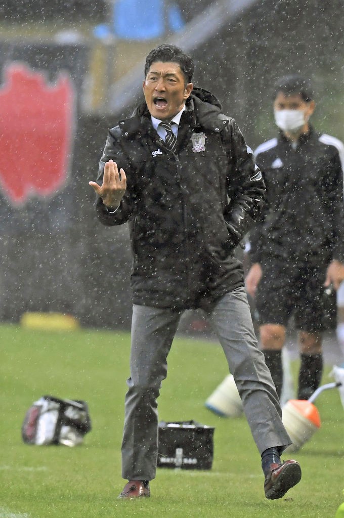 高い理想を掲げ、選手を鼓舞しながらチームをJ2に導いた藤枝の須藤監督=11月中旬、藤枝総合運動公園サッカー場(写真部・杉山英一)
