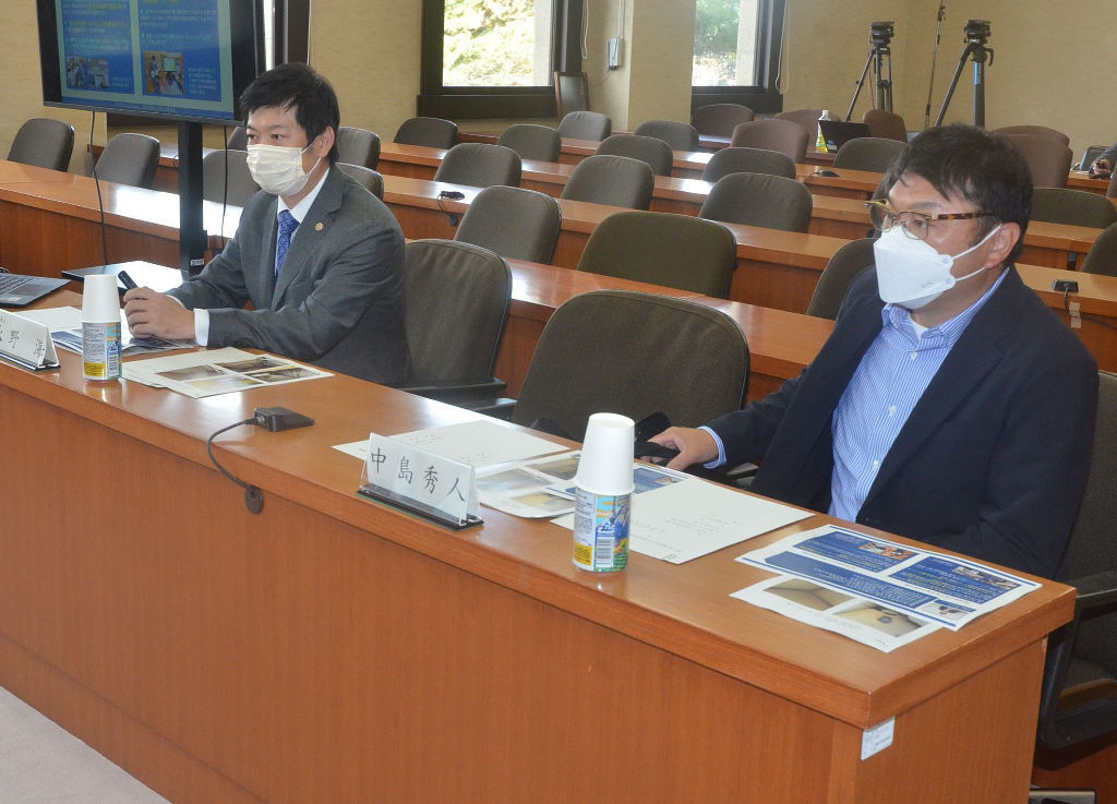 県議会特別委員会で参考人質疑に応じる被災者の中島秀人さん（右）＝２日午後、県庁