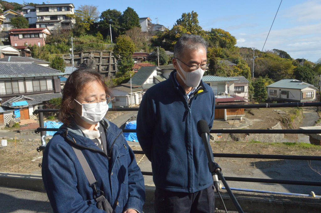 被災者の現状について語る太田滋さん（右）と妻かおりさん＝３日午前、熱海市伊豆山