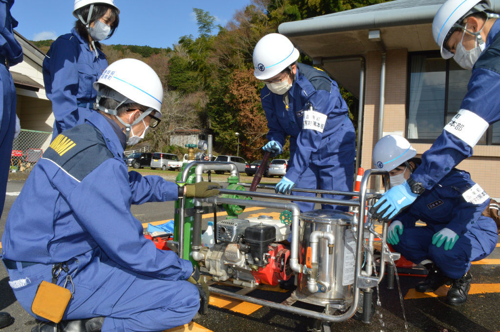 防火水槽から引き上げた水を浄化する訓練＝函南町の農村環境改善センター