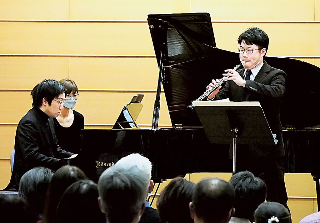 プロ奏者２人が美しい音色を響かせたコンサート＝磐田市中泉の浜松いわた信用金庫磐田本部ホール