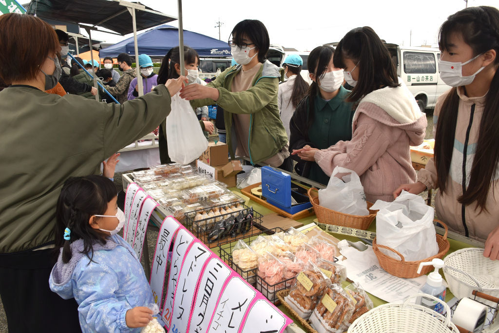 「こども門前市」でお菓子を販売する児童たち＝焼津市下江留のえずみ公園