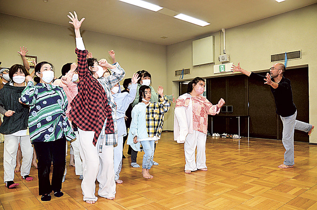 松島さん（右）の指導の下、公演のリハーサルに励む「ミチタリアンズ」のメンバー＝静岡市駿河区の南部生涯学習センター