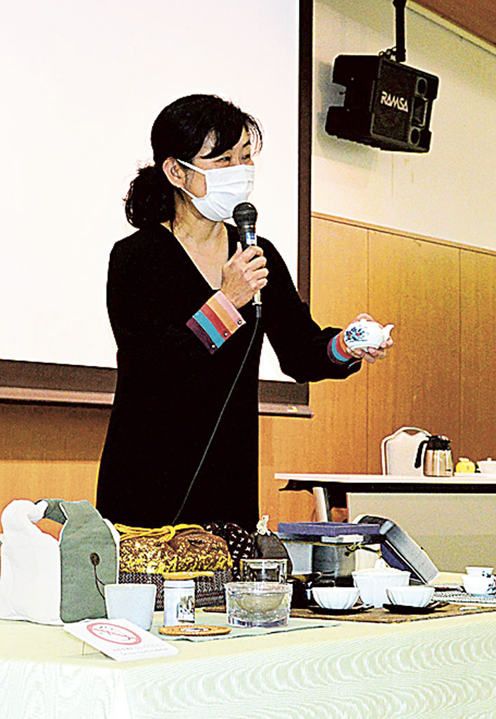 屋外で使える茶器を見せながら「携帯茶」の楽しみ方を紹介する市川雅恵さん＝４日、島田市のふじのくに茶の都ミュージアム