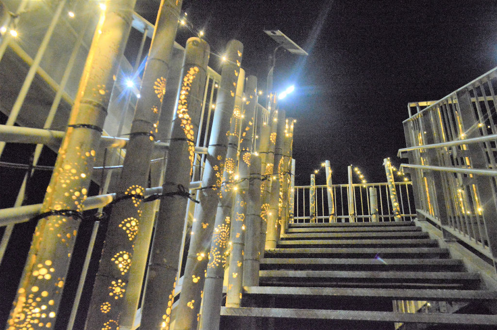 竹灯籠によってライトアップされた津波避難タワー＝静岡市駿河区の用宗漁港