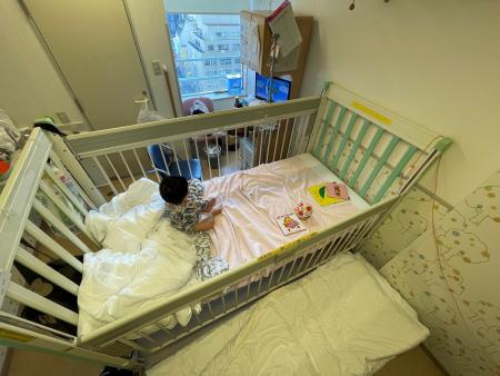 子どもが入院する病室、手前が保護者用の簡易ベッド＝２０２１年８月、大阪市内の病院