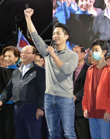 台北市長選で勝利し喜ぶ国民党の蒋万安氏（手前）＝１１月２６日、台北（共同）