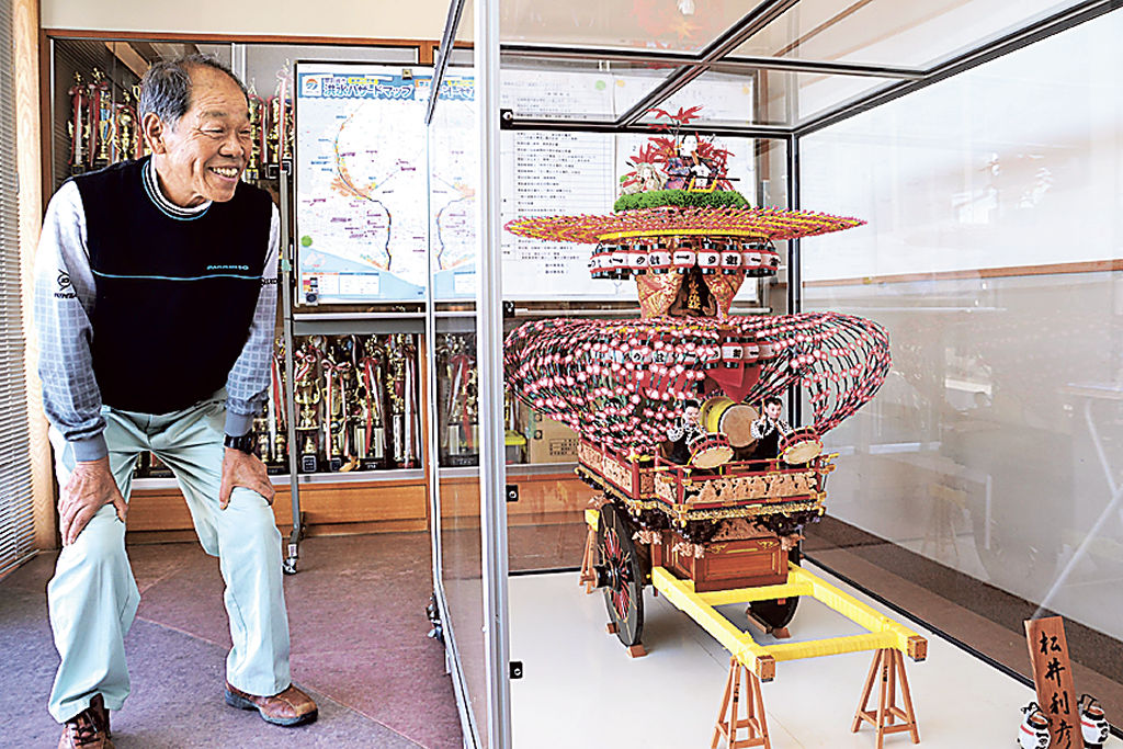 松井さんが自作した祭り屋台の模型＝御前崎市池新田の東町公民館