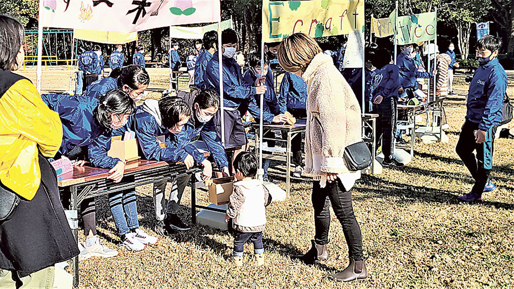 木工品を販売する児童＝浜松市中区