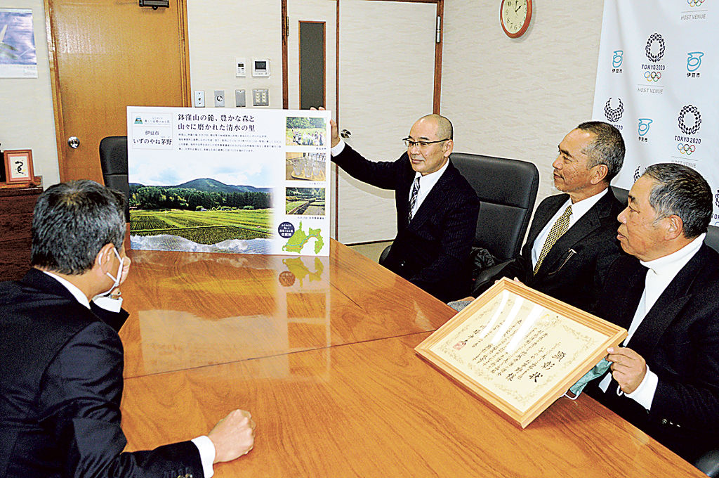 菊地市長（左）に受賞を報告する関係者＝伊豆市役所