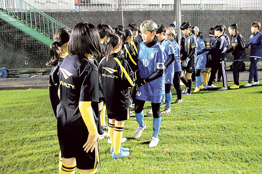 交流する韓国と日本の女子サッカー選手ら＝静岡市清水区蛇塚の清水蛇塚スポーツグラウンド