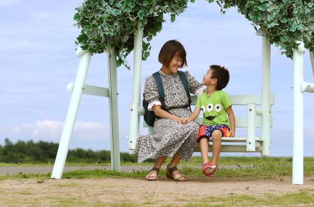 長男智貴ちゃんとベンチに腰かける星愛香さん＝９月、宮城県名取市