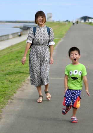 長男智貴ちゃんと散歩する星愛香さん＝９月、宮城県名取市