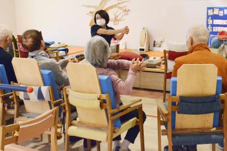デイサービスで体操をする高齢者ら＝２０２０年３月、名古屋市南区