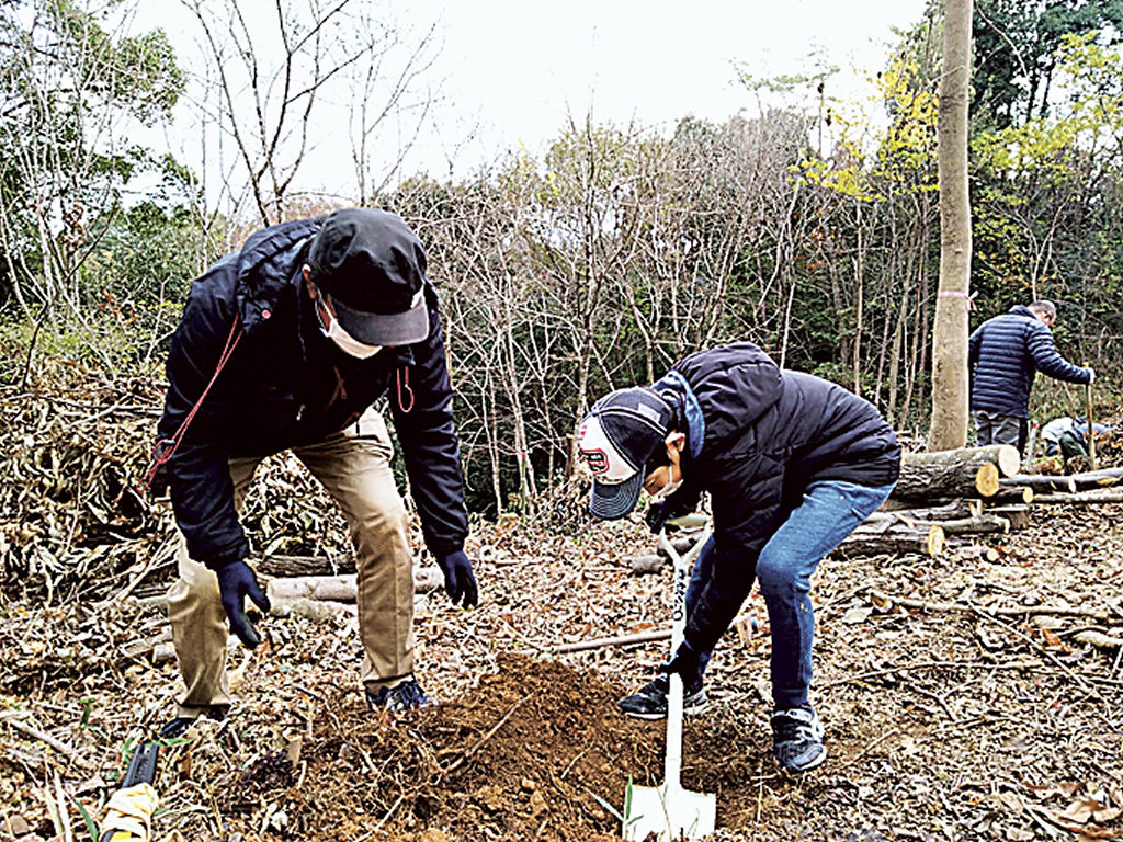 植樹活動に取り組む参加者＝浜松市浜北区の県立森林公園内