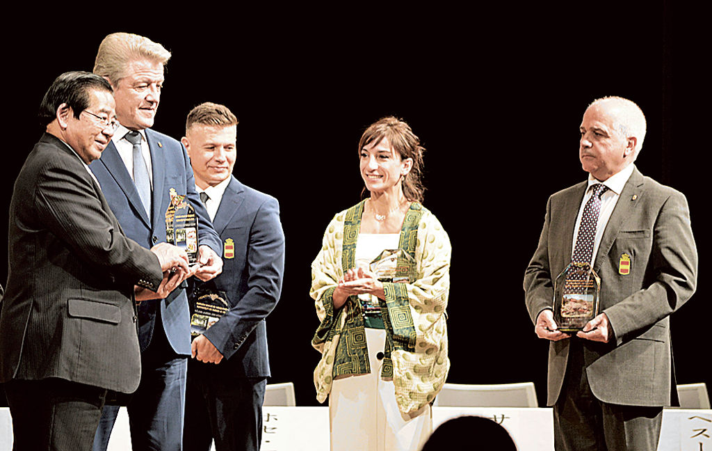 ホストタウン交流大使の任命を受けたサンドラ選手（右から２人目）ら＝富士宮市民文化会館