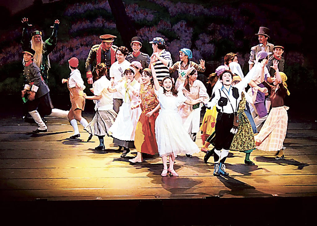 劇団四季のミュージカルが行われたチャリティー公演＝磐田市上新屋の市民文化会館かたりあ