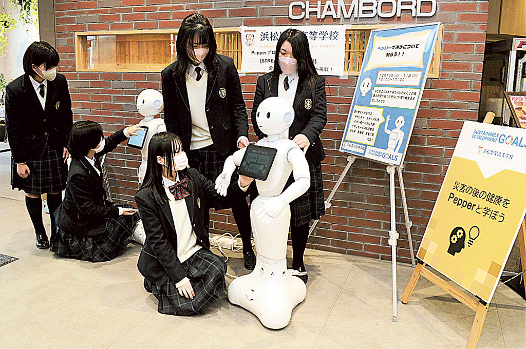 災害への備えを学ぶプログラムを組み込んだロボットを運用する生徒＝浜松市中区のザザシティ浜松中央館