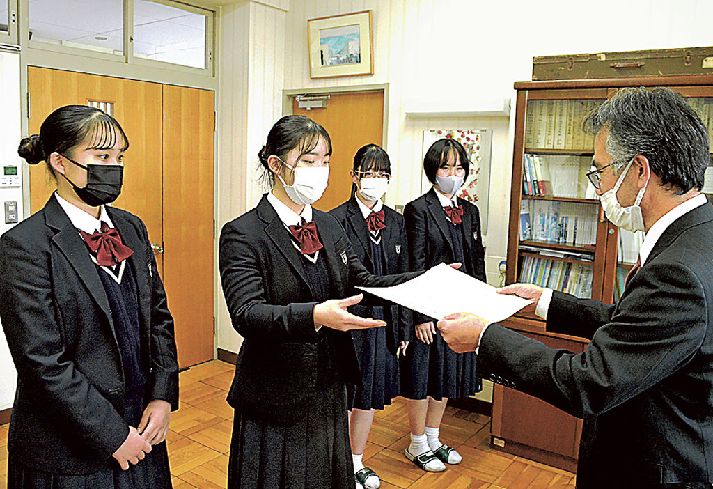 表彰状を受ける（左から）木下さんと加瀬さん、鈴木さん、斎藤さん＝東伊豆町の稲取高