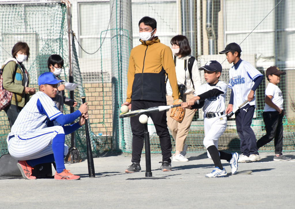 森選手（手前左）から打撃指導を受ける子ども＝静岡市葵区の竜南小