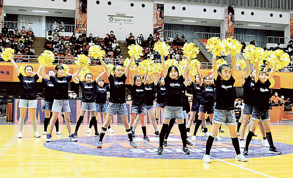 ハーフタイムにチアダンスを披露する児童＝静岡市葵区の市中央体育館