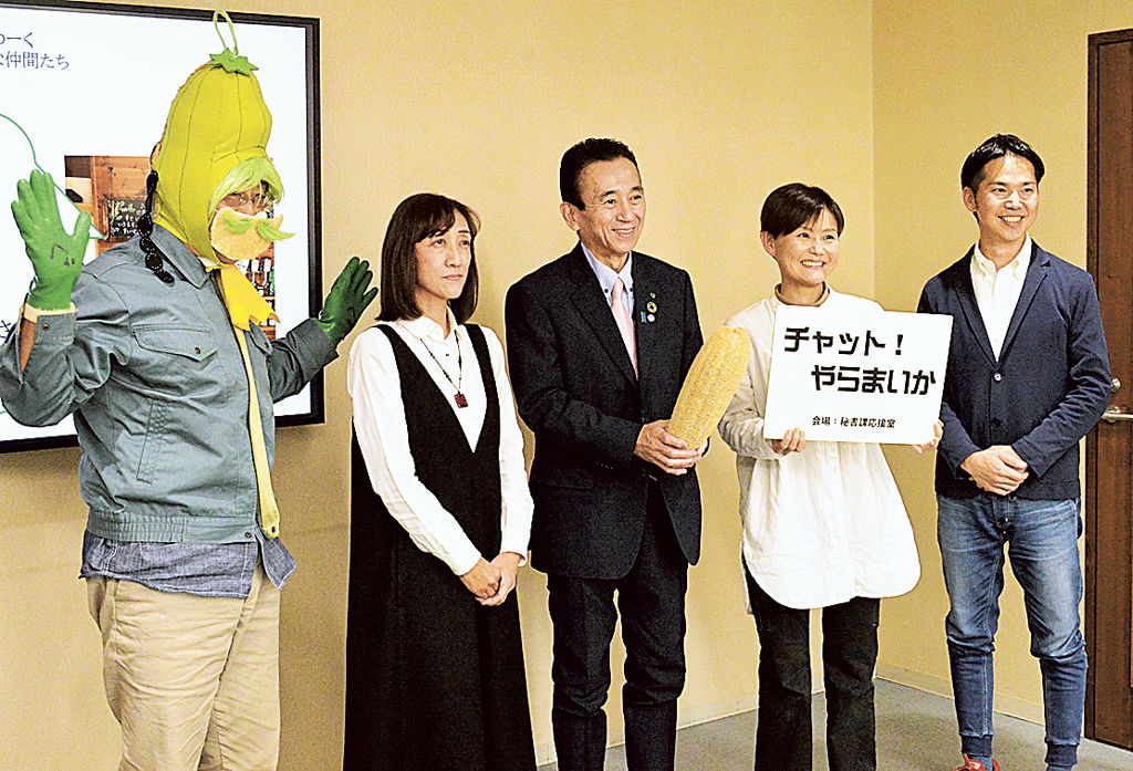 鈴木市長（中央）に「オーガニックビレッジ宣言」の実施を提案した川田代表（左）ら＝浜松市役所