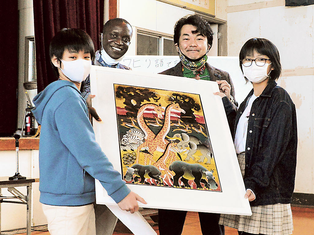 作品を寄贈するムテコさん（左から２人目）＝静岡市駿河区の東豊田小