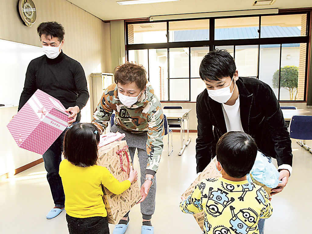 子どもたちにランドセルを贈る選手＝静岡市葵区の児童養護施設「静岡ホーム」