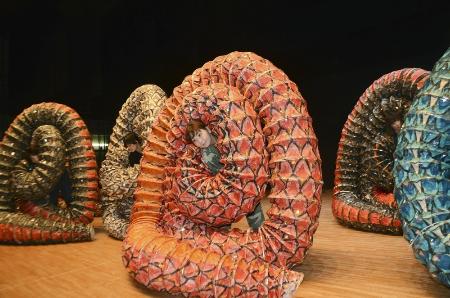 重い大蛇の蛇胴を着け、稽古に励む舞姫社中の女性たち＝９月、島根県浜田市