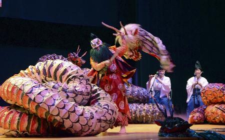 ５月にあった舞姫社中の初公演で大蛇の首を取るスサノオノミコト＝島根県浜田市