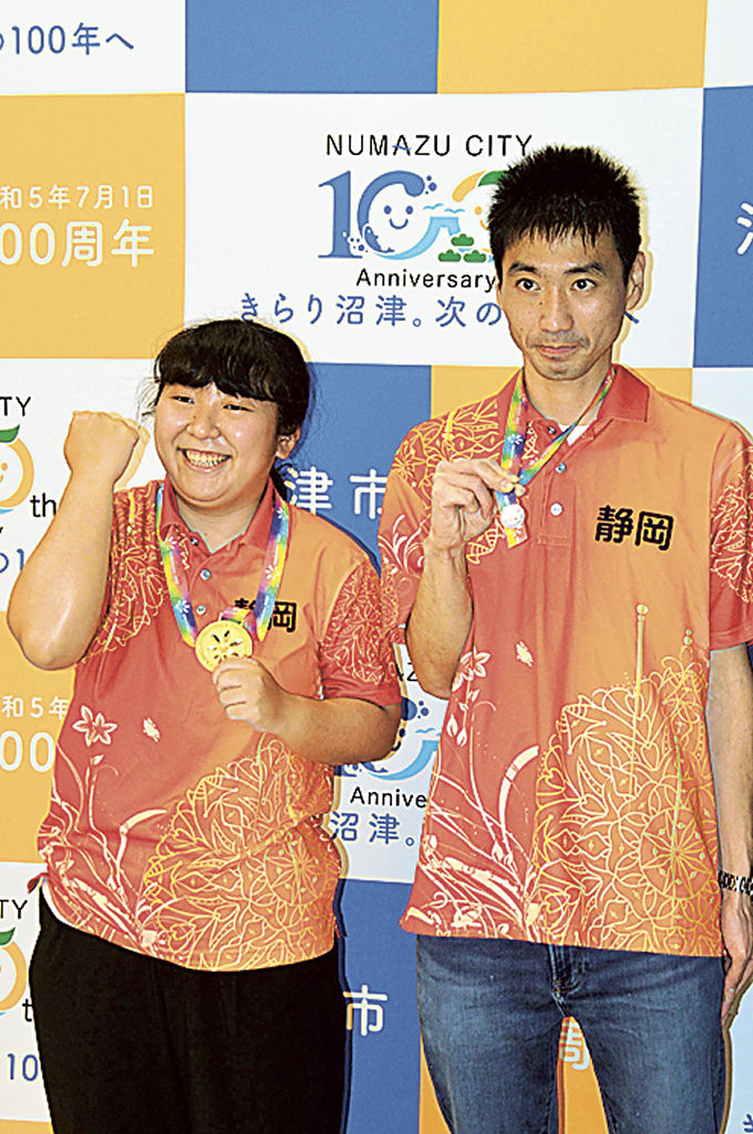 卓球で金メダルを獲得した森さん（左）とボウリングで４位に入った唐鎌さん＝沼津市役所