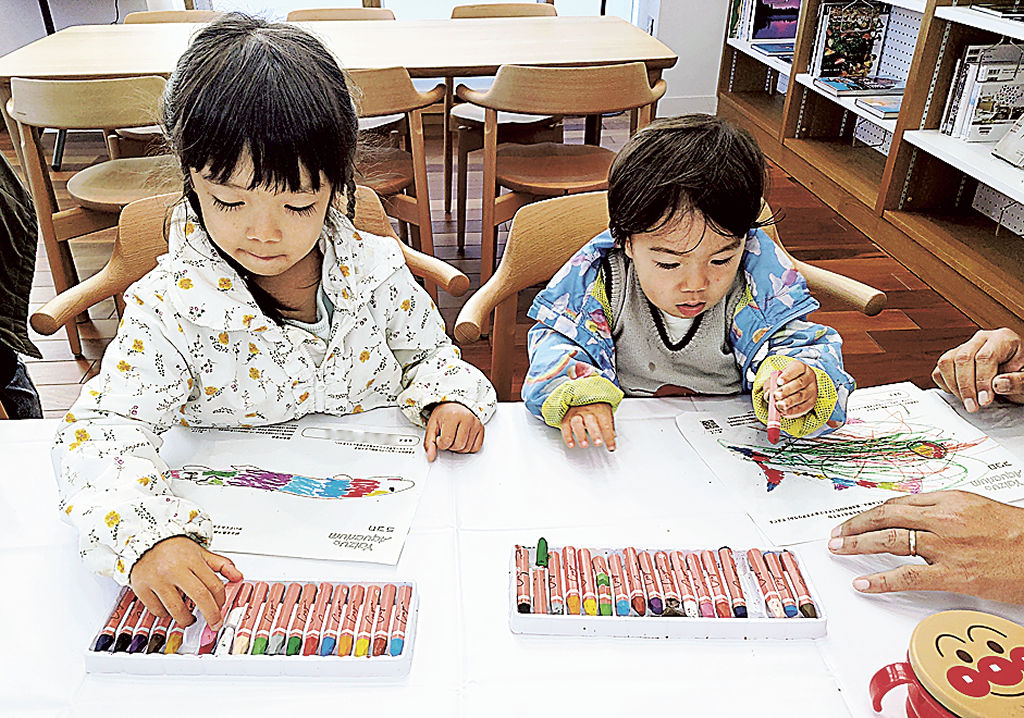 魚の絵に色を塗っていく子どもたち＝焼津市栄町のターントクルこども館