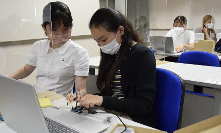 電子工作の課題を進める奈良女子大の学生＝７月、奈良市