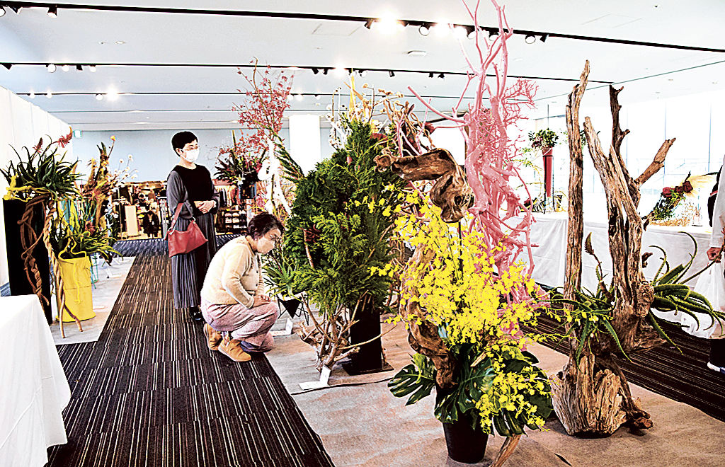 個性豊かな生け花が並ぶ作品展＝浜松市中区の遠鉄百貨店６階