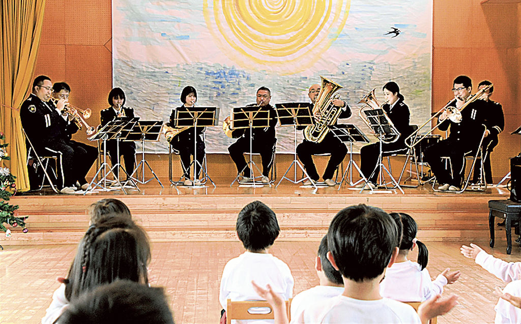 演奏を披露する県警音楽隊のメンバー＝西伊豆町仁科の仁科認定こども園