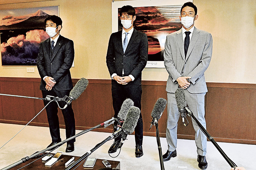 表敬訪問後に取材陣の質問に応じる（右から）権田修一、伊藤洋輝、斉藤俊秀コーチ＝県庁