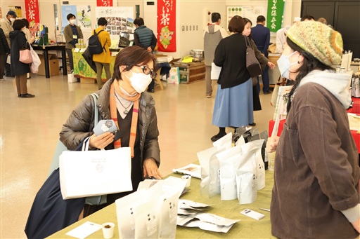 県内外の生産者が自慢の茶を販売した「ＢＡＮＣＨＡマーケット」＝袋井市の茶ピア