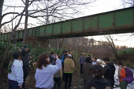 ＪＲ天北線の廃線跡に残る鉄橋＝１１月、北海道中頓別町