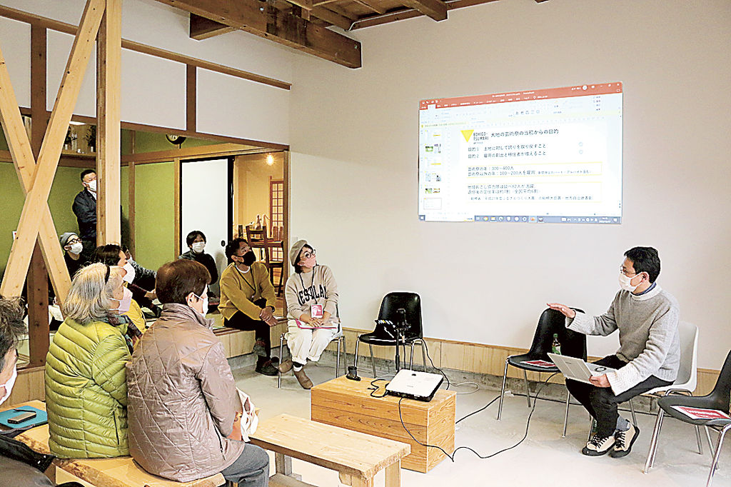 新装オープンの「ヌクリハウス」で行われたトークイベント＝島田市