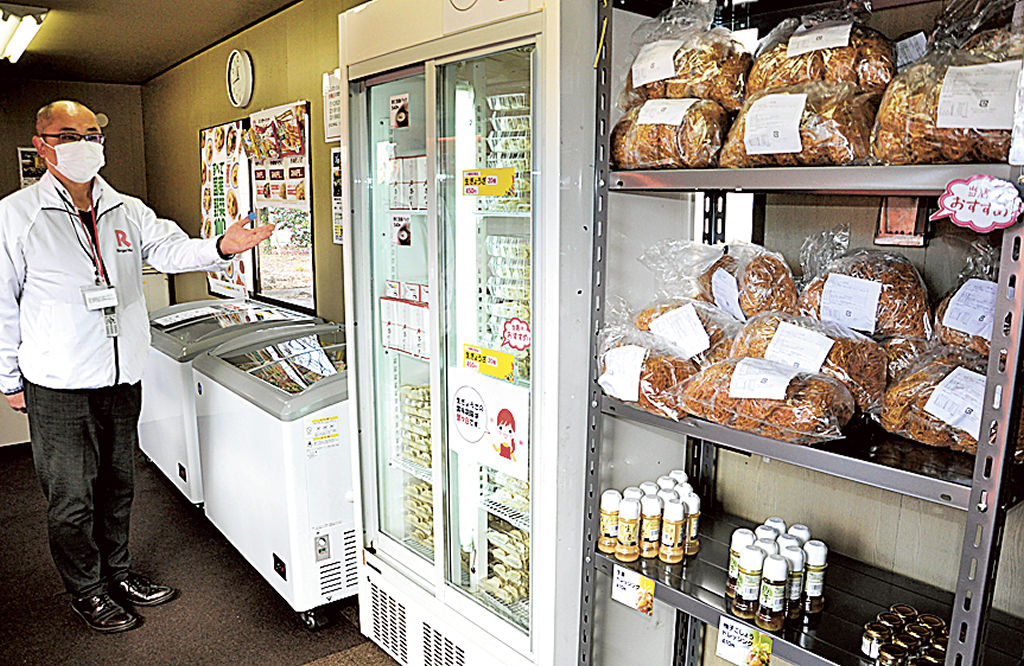 規格外の麺を安価で販売する直売所＝小山町のリンガーハット富士小山工場