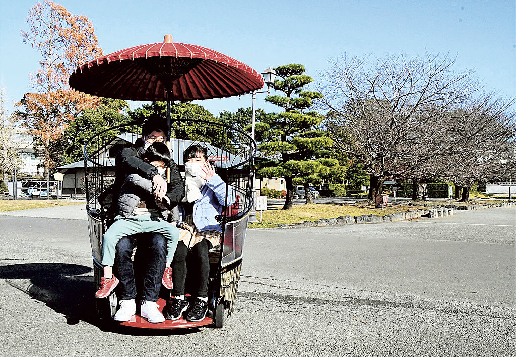 お披露目された「アンブレラ」の試乗を楽しむ親子連れ＝静岡市葵区の駿府城公園