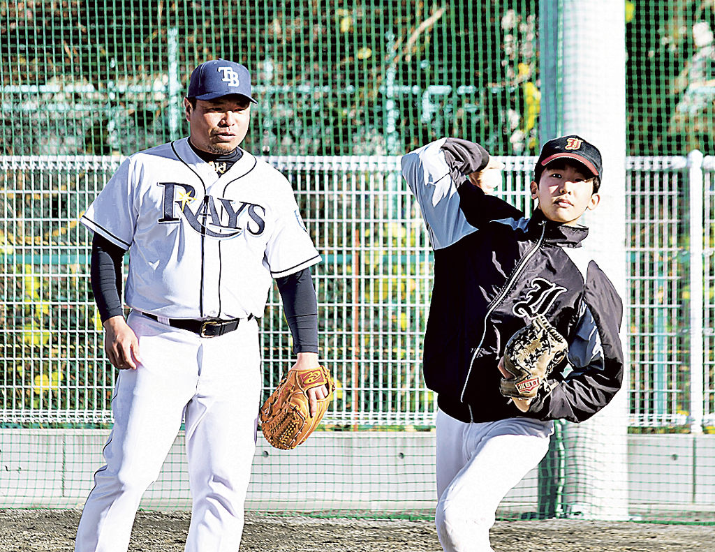 岩村さん（左）に指導を受けてキャッチボールする中学生＝富士市の岩松中