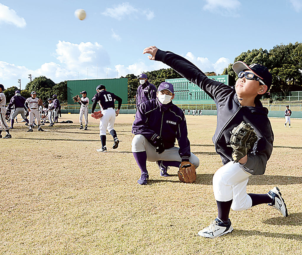 ヤマハ野球部の指導を受ける子ども＝浜松市浜北区の浜北球場