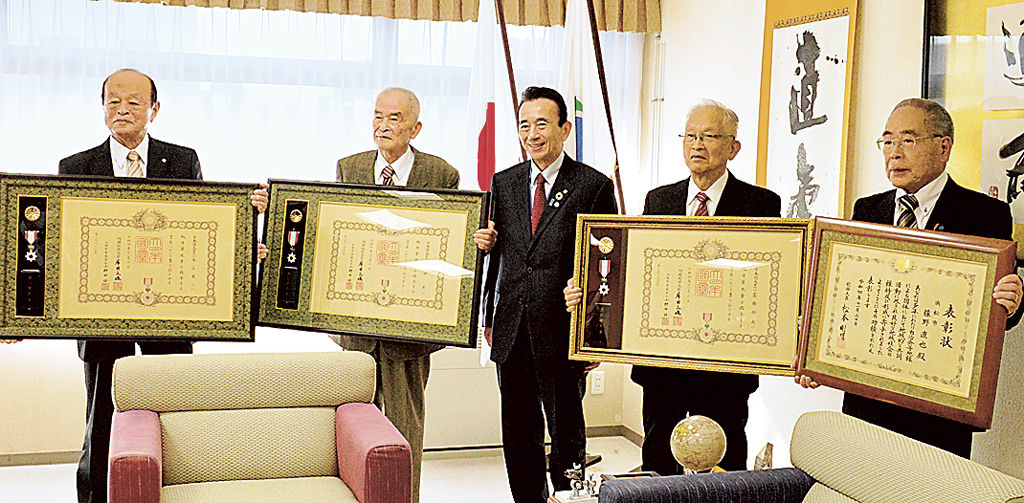 鈴木市長（中央）に表彰を報告した（左から）米山さん、田中さん、（右から）藤野さん、高橋さん＝浜松市役所