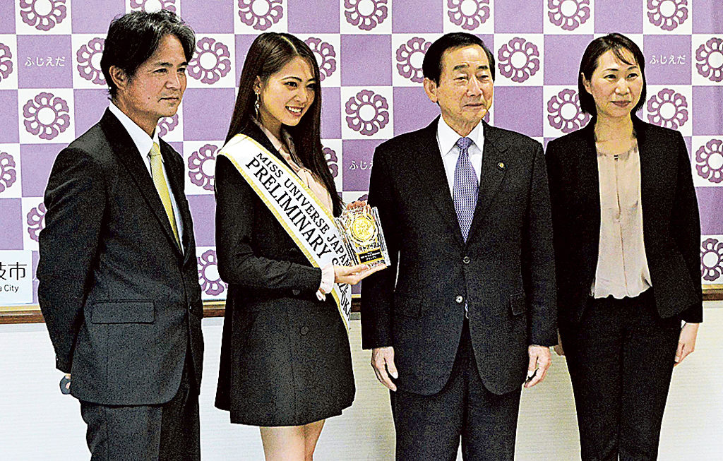 ミス・ユニバース・ジャパンでの上位入賞を報告した森田さん（左から２人目）＝藤枝市役所