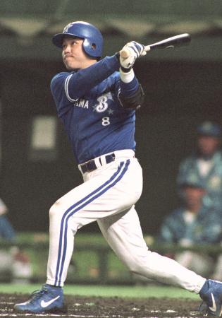１９９８年１０月、西武との日本シリーズ第３戦で本塁打を放つ谷繁元信さん。横浜の３８年ぶり日本一に貢献した＝西武ドーム
