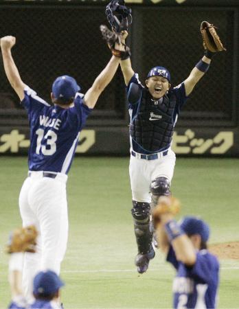 ２００６年１０月、中日の２年ぶりセ・リーグ優勝を決めて大喜びする谷繁元信さん（右）。ただ、このシーズンの打率は規定打席到達者でリーグ最下位だった＝東京ドーム
